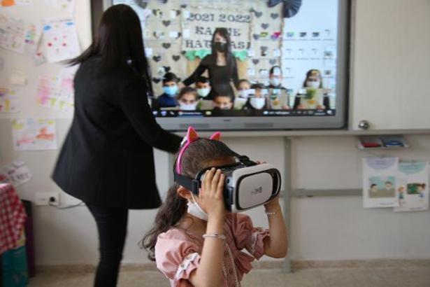 Öğrenciler, merak ettikleri yerleri sanal gözlükle gezdi