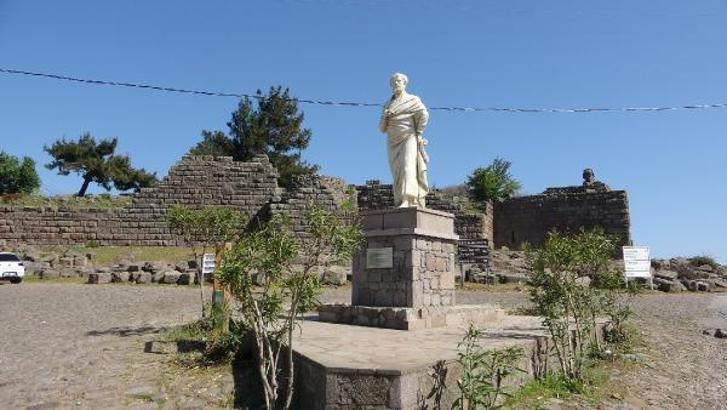 Assos’taki Aristoteles heykelinin yerine yenisi yapıldı