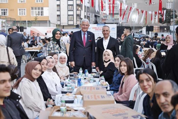Volkan Bozkır Sultangazi’de iftar programında gençlerle bir araya geldi