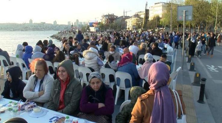 Üsküdar'da 2 kilometrelik iftar sofrası havadan görüntülendi