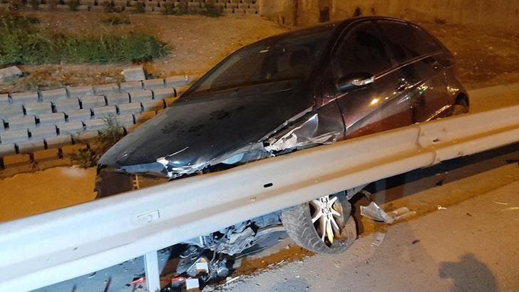 TEM Otoyolu'nda bariyerlere çarpan otomobil, su tahliye kanalına girdi