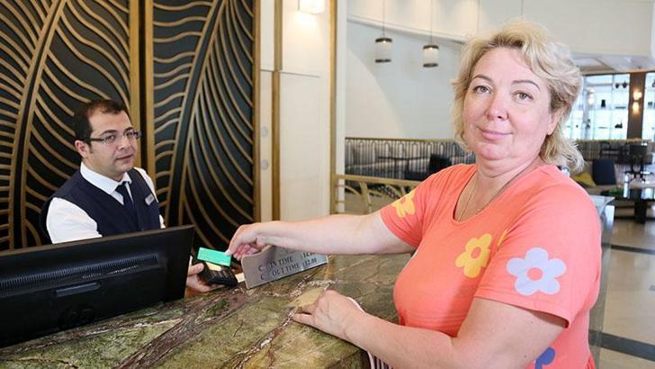 Rus turistler Antalya'da Mir kart kullanıyor