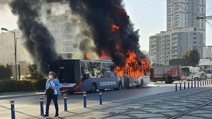 İzmir'de belediye otobüsü, alev alev yandı