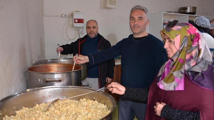 İmam ve cemaat, 15 yıldır ihtiyaç sahiplerine iftar yemeği hazırlıyor