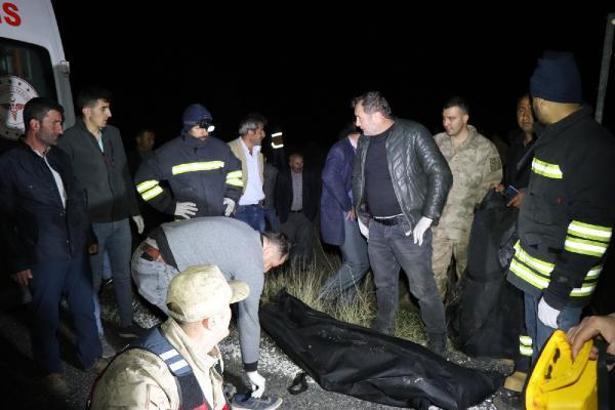 Kafa kafaya çarpışan otomobiller çaya uçtu: 1 ölü, 2 kayıp (2)- Yeniden