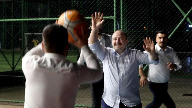 Bakan Varank, gençlerle basketbol oynadı