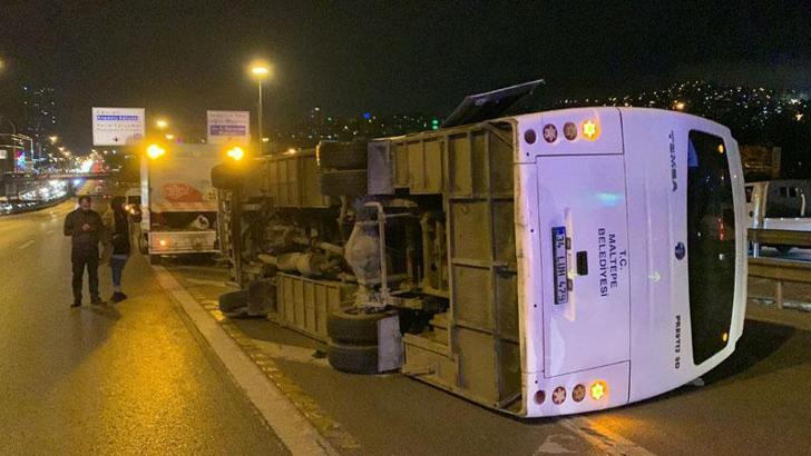 Kartal'da servis minibüsü otomobile çarparak devrildi