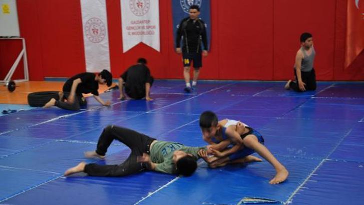 Otomobil lastiği ile antrenman yapan Mustafa, Güreşte Türkiye üçüncüsü oldu