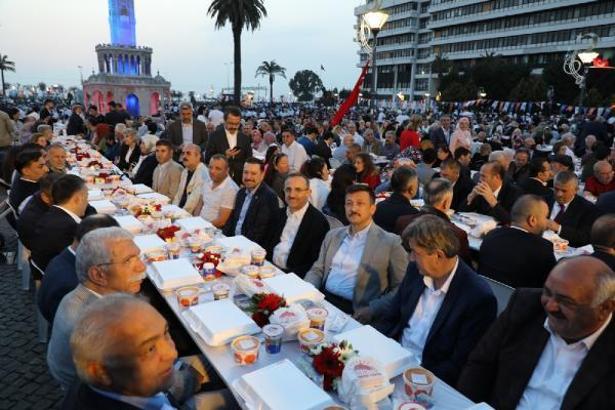 AK Parti İzmir İl Başkanlığı'ndan Konak Meydanı'nda iftar