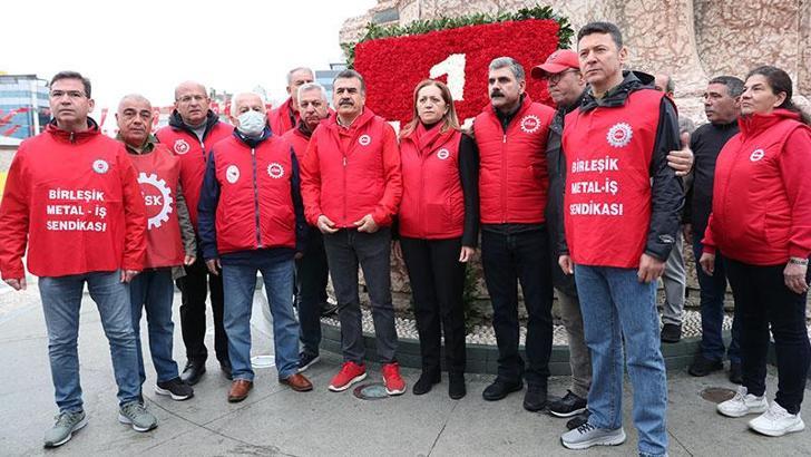 Taksim'e sendikalar çelenk bıraktı