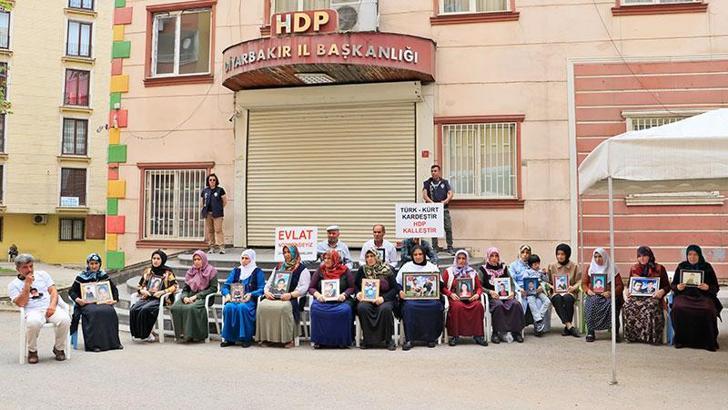 HDP önündeki ailelerin, evlat nöbetindeki 5'inci buruk bayramı