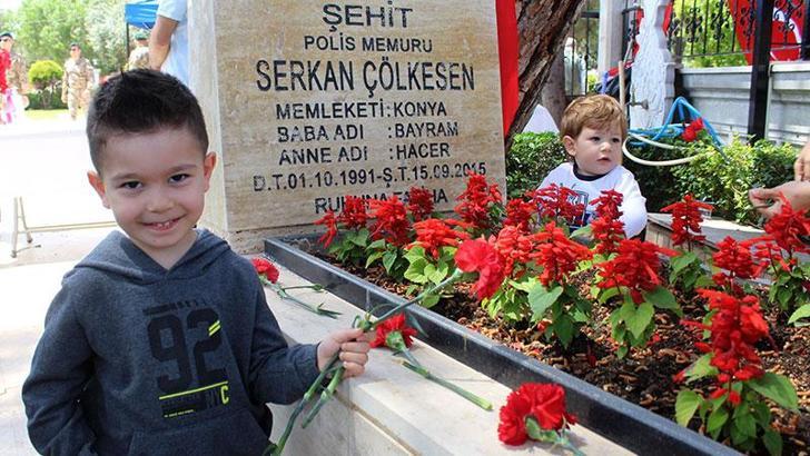 Adını taşıdığı şehit dayısının mezarını sulayıp karanfil bıraktı