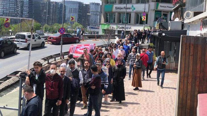 Şirinevler'de bayram öncesi ucuz baklava kuyruğu