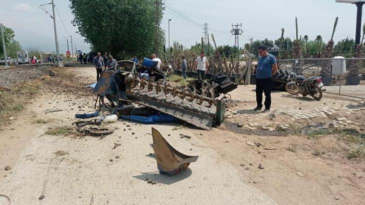 Yolcu treni hemzemin geçitte traktöre çarptı, sürücü öldü