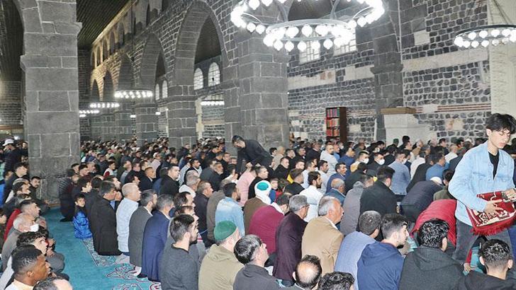 Diyarbakır Ulu Cami'de, 2 yıl sonra mesafesiz ilk bayram namazı