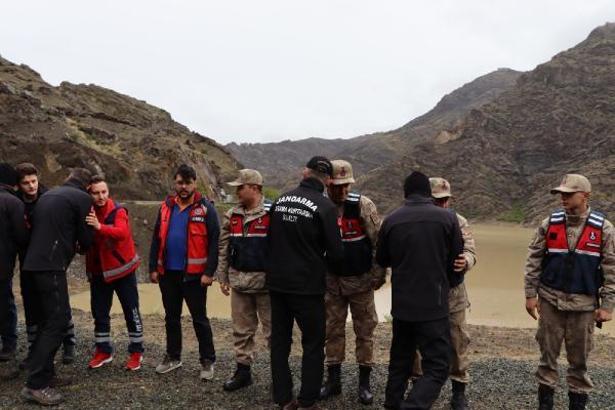 Eşi ve kayınvalidesinin cansız bedenine ulaşılan çayda kayınpederinin bulunmasını bekliyor