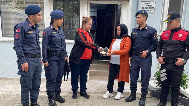 Plajda bulduğu para dolu çantayı sahibine teslim etti