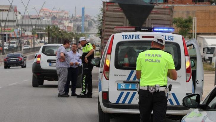 Otomobilin çarptığı polis memuru yaralandı