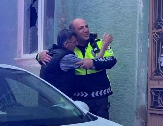 Kaza yapan alkollü sürücü trafik polisine sarılıp bayramlaştı