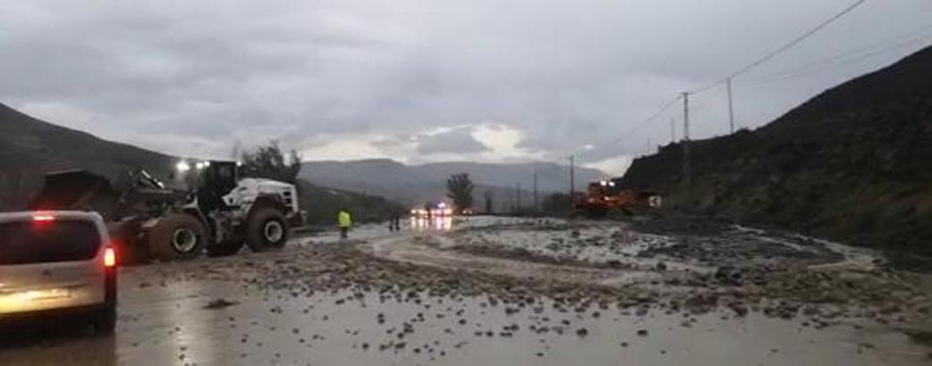Iğdır-Tuzluca karayolu sel sularının getirdiği çamur ve balçıkla kapandı