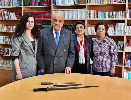 İzmirliler 100. Yıl Anı Evi için sandıkları açtı