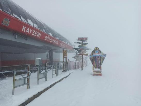 Erciyes'te mayıs karı; kayak merkezi bembeyaz oldu