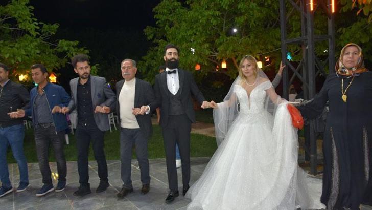 Ozan ile ABD’li Daisy'nin aşkı, 6 ülkeden arkadaşlarının halay çektiği düğünle taçlandı