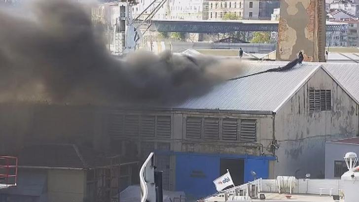 Haliç Tersanesi'nin çatısında yangın