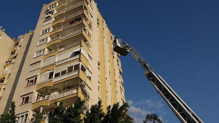 12'nci kattan 11'inci kata düşen 'Miço' itfaiye tarafından kurtarıldı