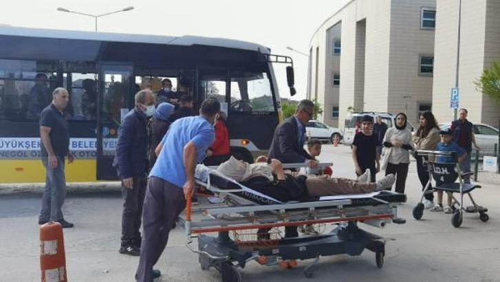 Otobüs şoförü, aracında rahatsızlanan yolcuyu hastaneye götürdü