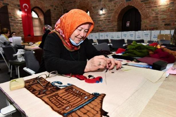 Keçe kursuna katılan kadınlar hem meslek öğreniyor hemde para kazanıyor