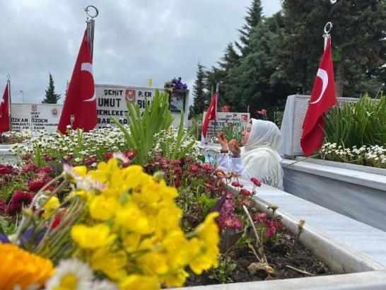 Şehit annesi: Kır çiçekleriyle sen gelirdin, bu defa ben geldim oğlum