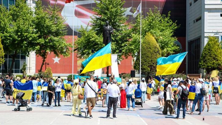 Ukraynalılar Antalya'da Rusya'yı protesto etti