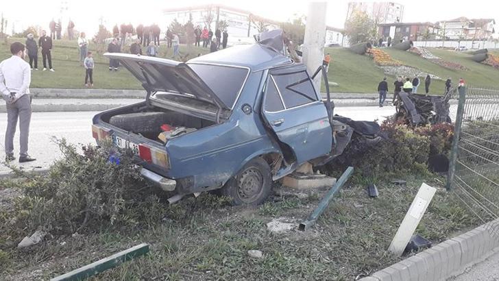 Kazada ikiye bölünen otomobilin sürücüsü hayatını kaybetti