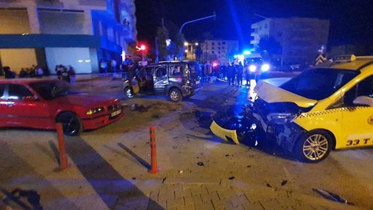 Hafif ticari araç ile taksi çarpıştı: 1 ölü, 3 yaralı