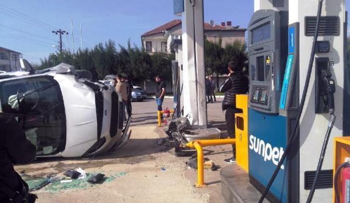 Hafif ticari aracın pompaya çarparak devrilmesi kameraya yansıdı