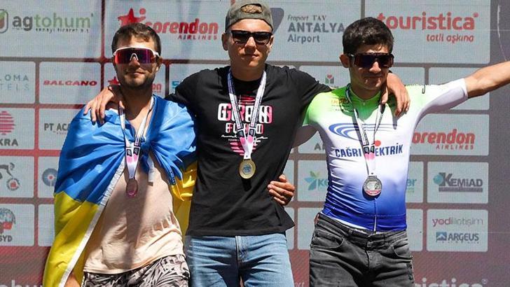 Rus ve Ukraynalı sporcular madalya töreninde birlikte poz verdi