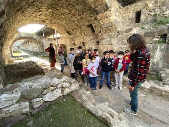 Konaklı çocuklar tarihi öğreniyor, gezegenleri keşfediyor