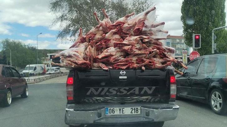 Kamyonet kasasında açıkta et taşınmasına inceleme
