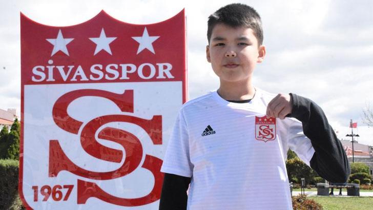 Afgan Sivasspor taraftarı küçük Eyüp, Alanyaspor maçı için Sivas'a geldi