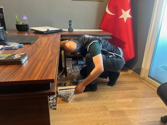 Maltepe'de kaçak içki ve sigaraların depolandığı daireye baskın