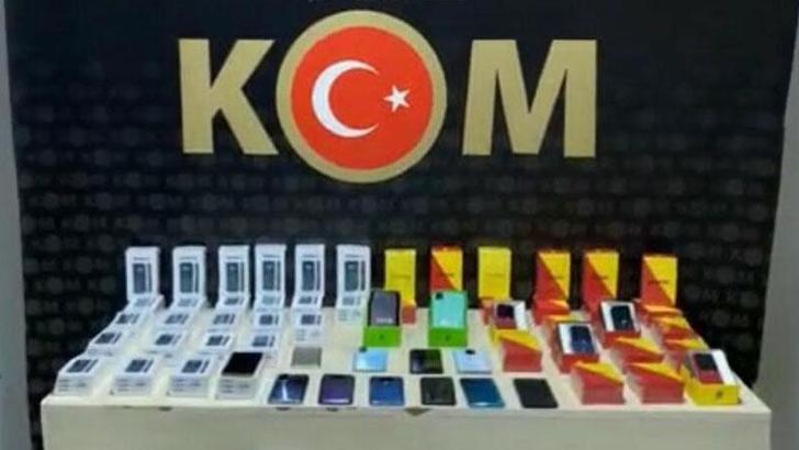 İzmir'de gümrük kaçağı cep telefonları ve aksesuarlar ele geçirildi