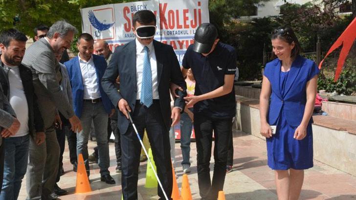 AK Parti'li Dağ, engelli parkurunu gözlerine bant takıp, gezdi