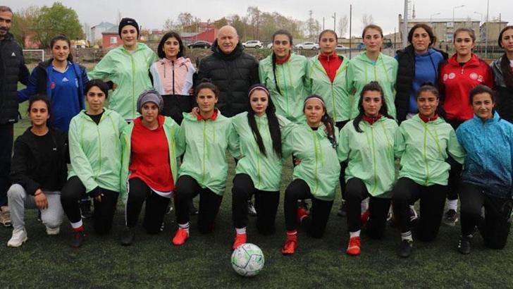 Gelinlik yerine forma giyen kızlar, namağlup şampiyon oldu