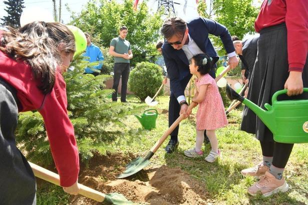 Bahçelievler’de 5 okulun bahçesi ağaçlandırıldı