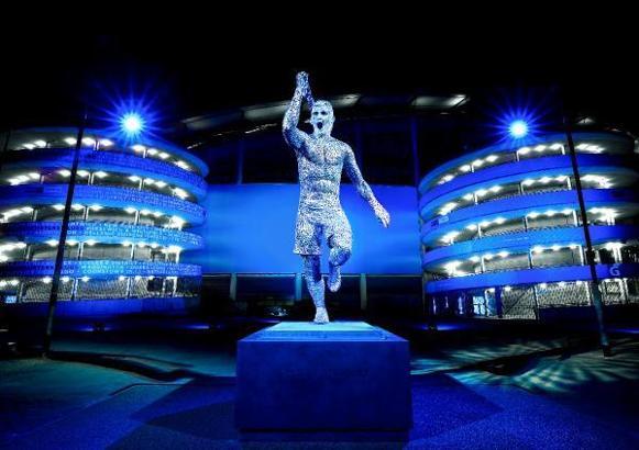 Manchester City, Agüero'nun heykelini dikti