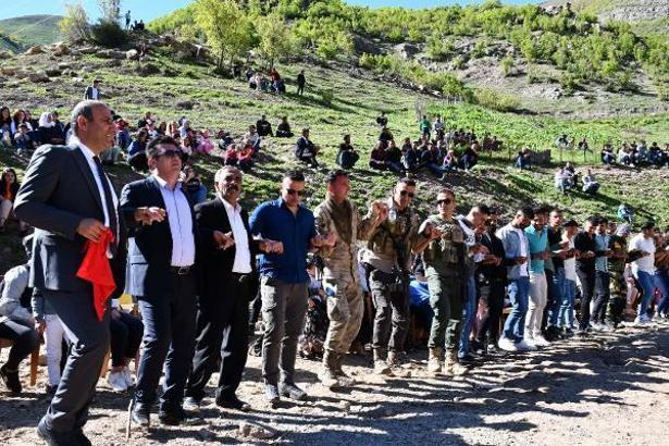 Uludere’de uçurtma şenliği; askerler ile halk halay çekti