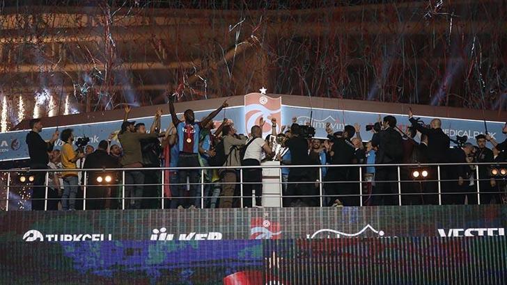 Şampiyon Trabzonspor kupasına kavuştu