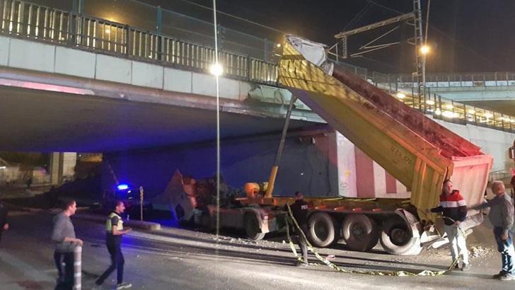 Pendik'te dorsesi açık kalan hafriyat kamyonu alt geçide çarptı:1 yaralı