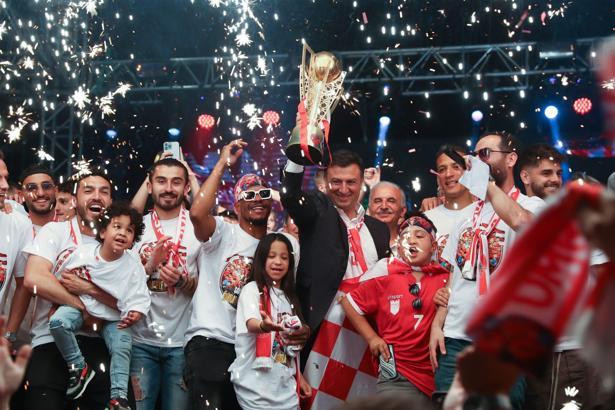 Ümraniyespor Süper Lig’e yükselişini taraftarlarıyla kutladı